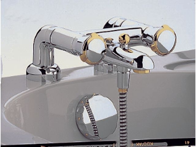 Direkt auf der Badewanne installierte Wannenrandarmatur von "Hans Grohe"